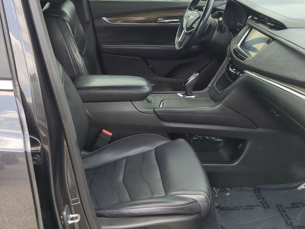 Thumbnail: 2017 Cadillac XT5 - 10