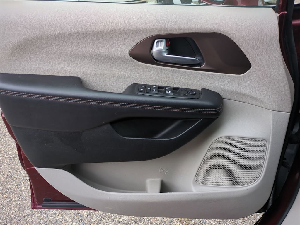 Thumbnail: 2018 Chrysler Pacifica - 33