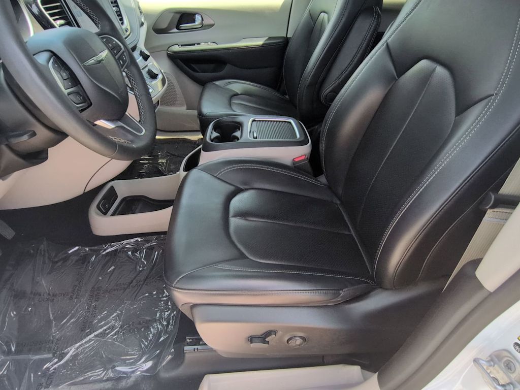 Thumbnail: 2023 Chrysler Pacifica - 11