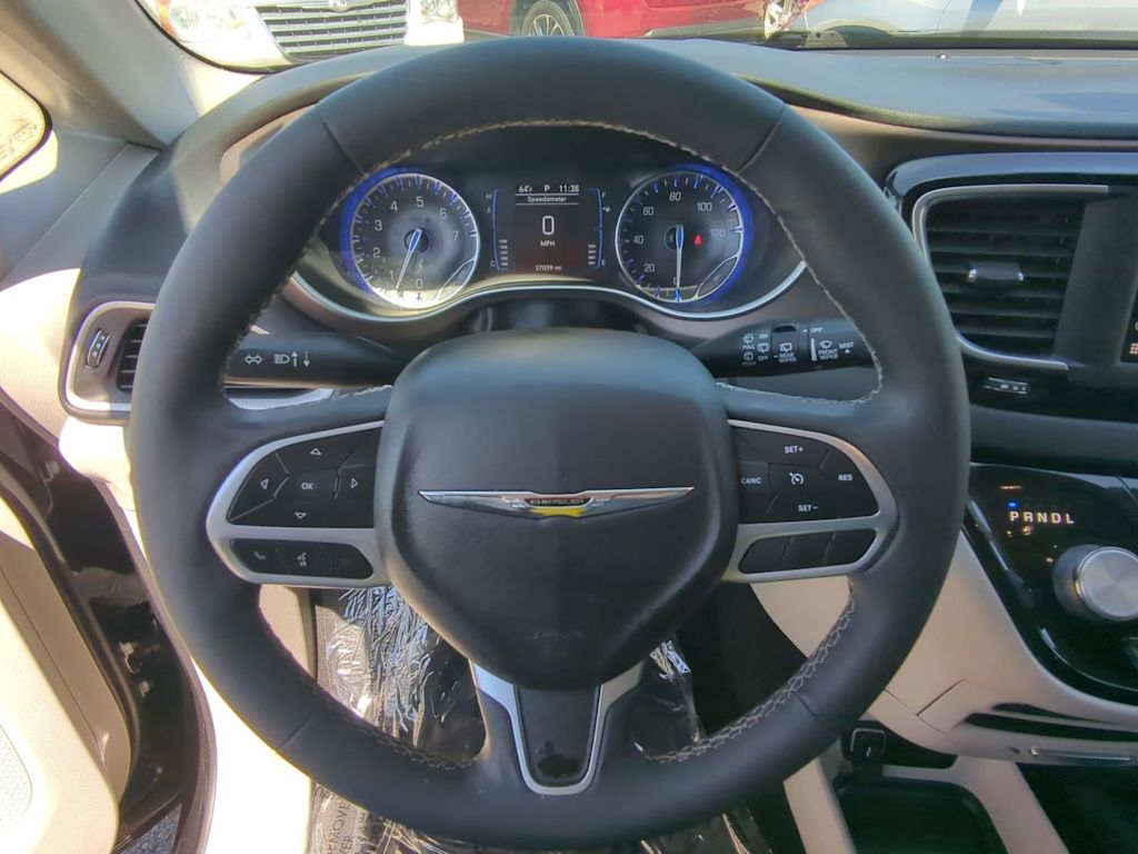 Thumbnail: 2022 Chrysler Voyager - 13
