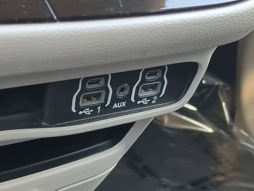 Thumbnail: 2022 Chrysler Voyager - 33