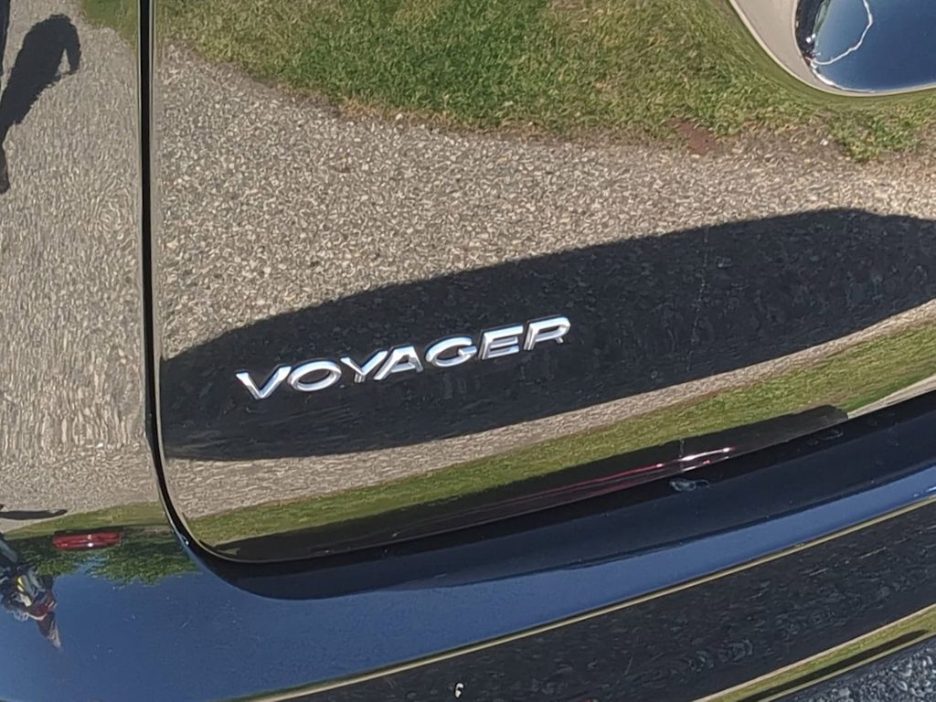 Thumbnail: 2022 Chrysler Voyager - 7