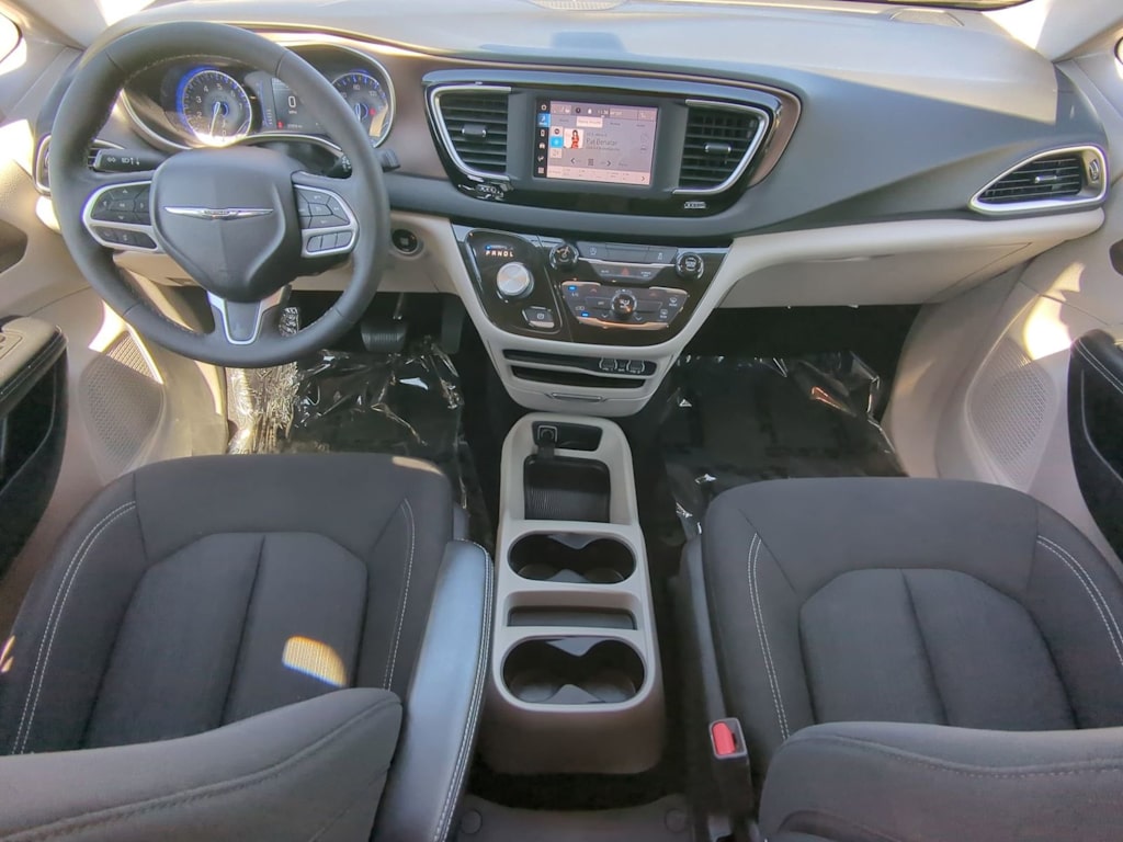 Thumbnail: 2022 Chrysler Voyager - 9
