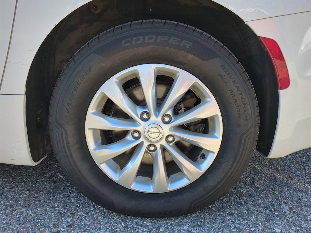 Thumbnail: 2018 Chrysler Pacifica - 8