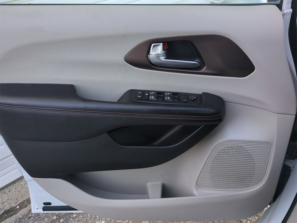 Thumbnail: 2018 Chrysler Pacifica - 34