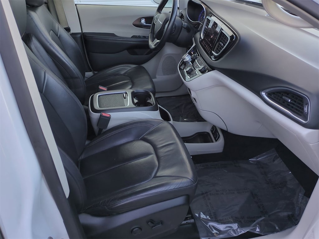 Thumbnail: 2018 Chrysler Pacifica - 11