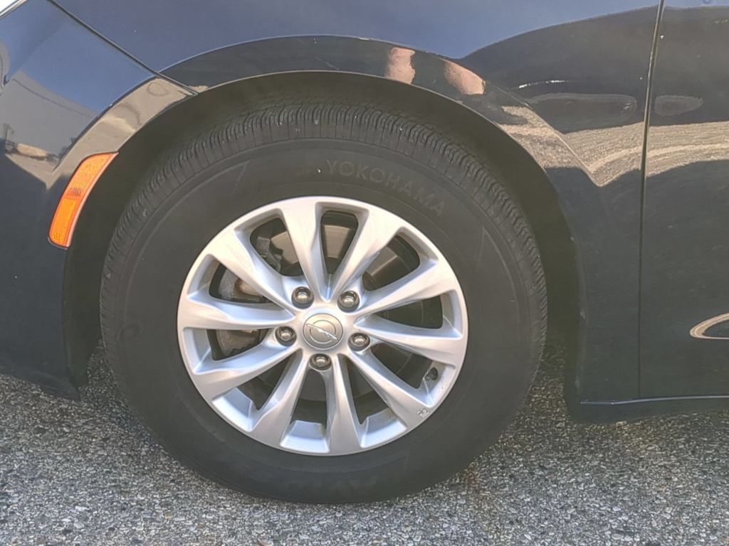 Thumbnail: 2018 Chrysler Pacifica - 8