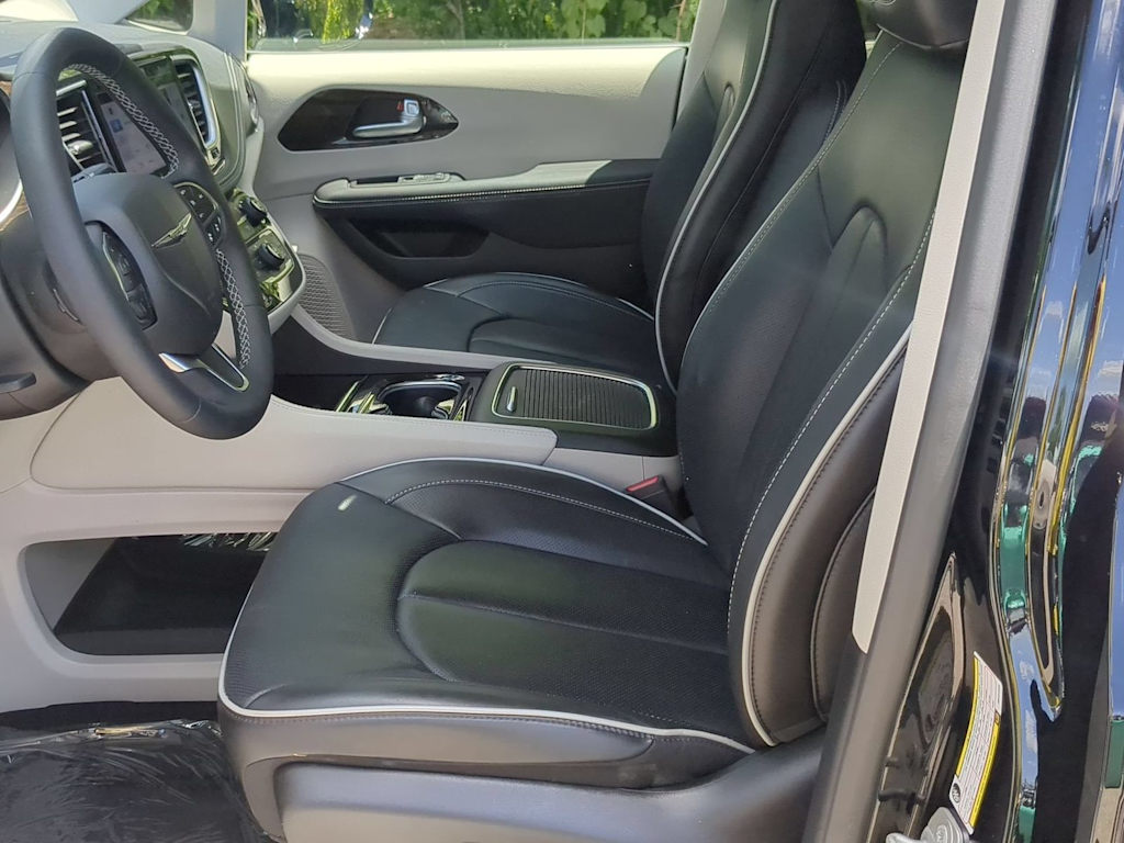 Thumbnail: 2024 Chrysler Pacifica - 10