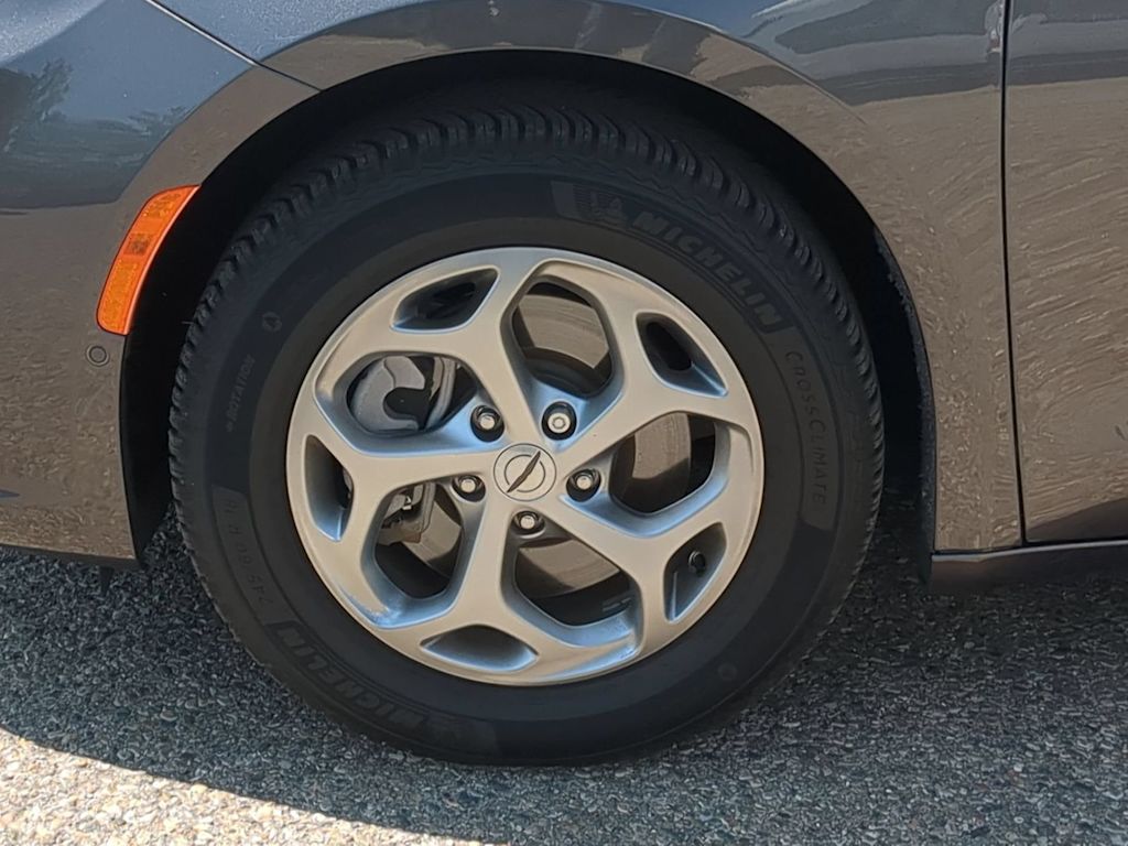 Thumbnail: 2022 Chrysler Pacifica - 8