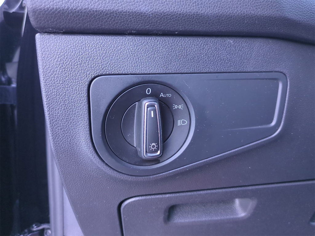 Thumbnail: 2022 Volkswagen Tiguan - 33