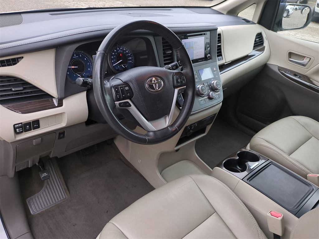 2018 Toyota Sienna XLE 2