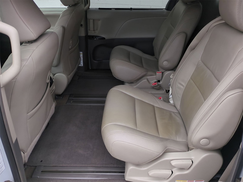 2018 Toyota Sienna XLE 26