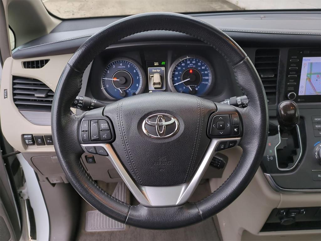 2018 Toyota Sienna XLE 13