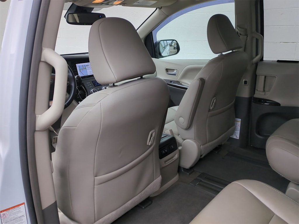 2018 Toyota Sienna XLE 12