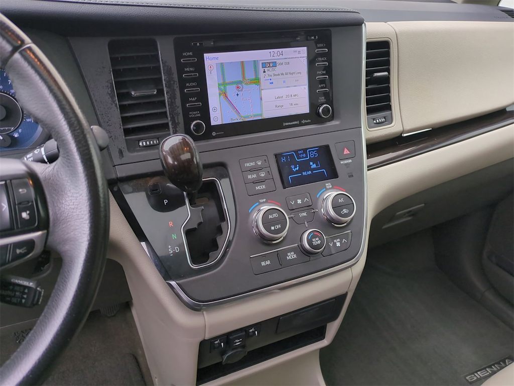 2018 Toyota Sienna XLE 14