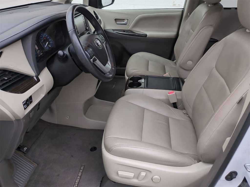 2018 Toyota Sienna XLE 10