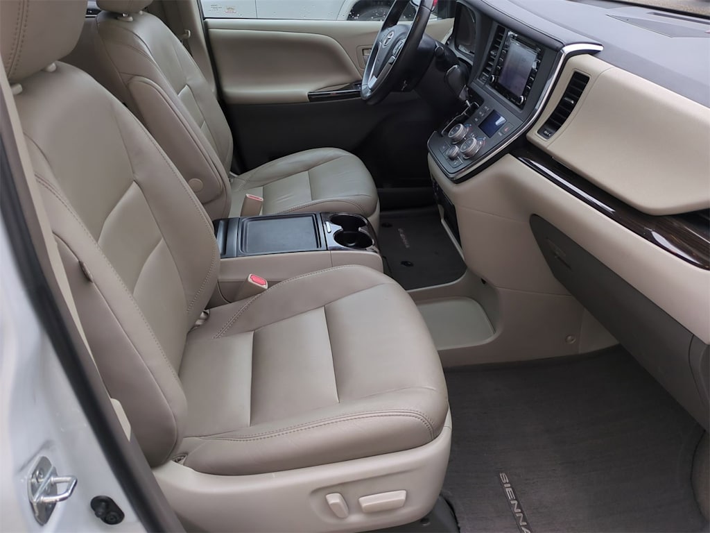 2018 Toyota Sienna XLE 11