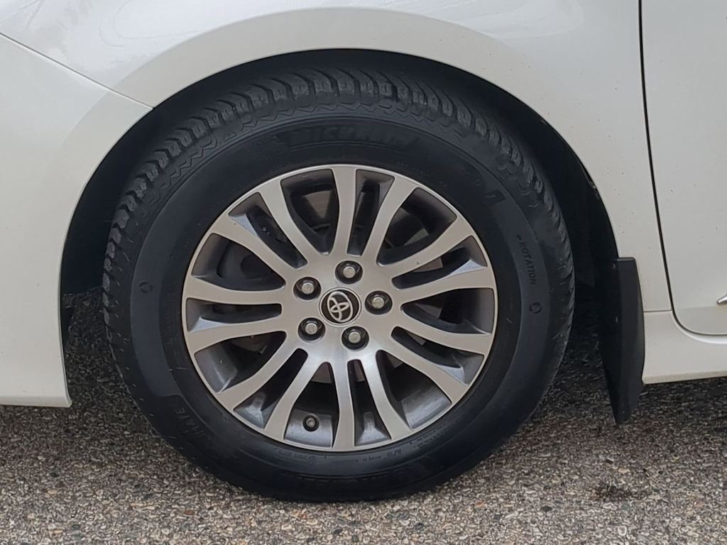 Thumbnail: 2020 Toyota Sienna - 8