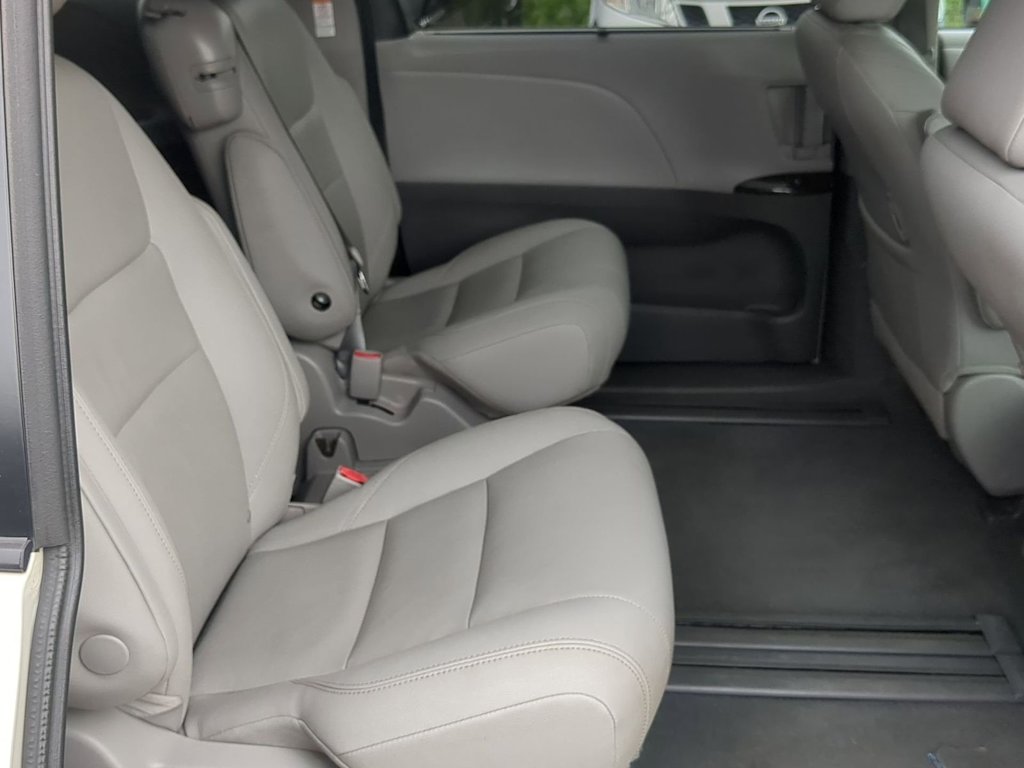 Thumbnail: 2020 Toyota Sienna - 12