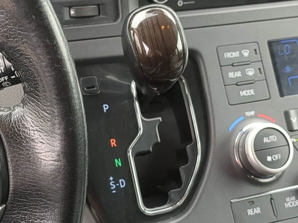 Thumbnail: 2020 Toyota Sienna - 32