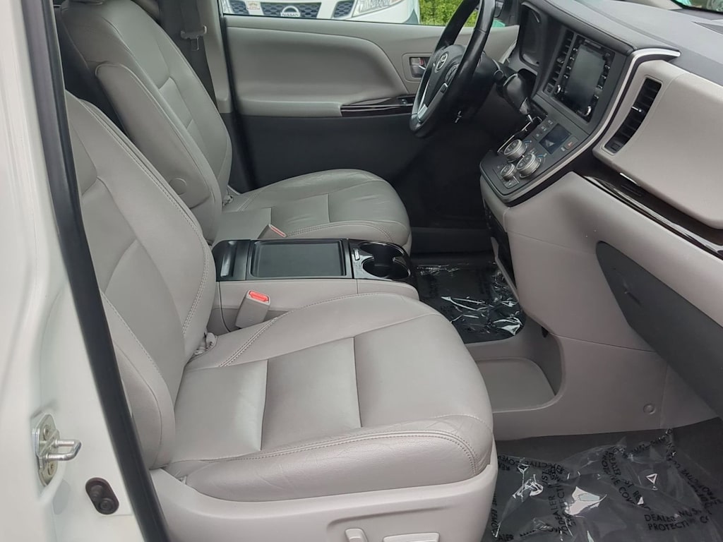 Thumbnail: 2020 Toyota Sienna - 11
