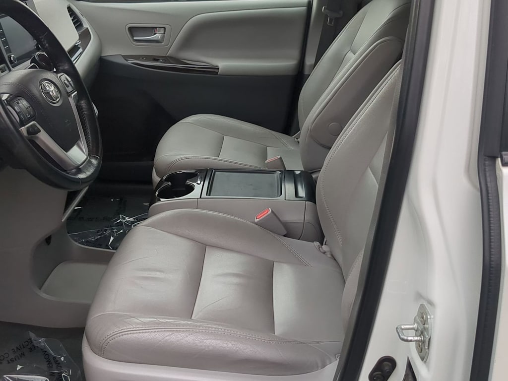 Thumbnail: 2020 Toyota Sienna - 10