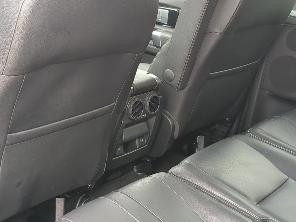 Thumbnail: 2016 Land Rover LR4 - 25