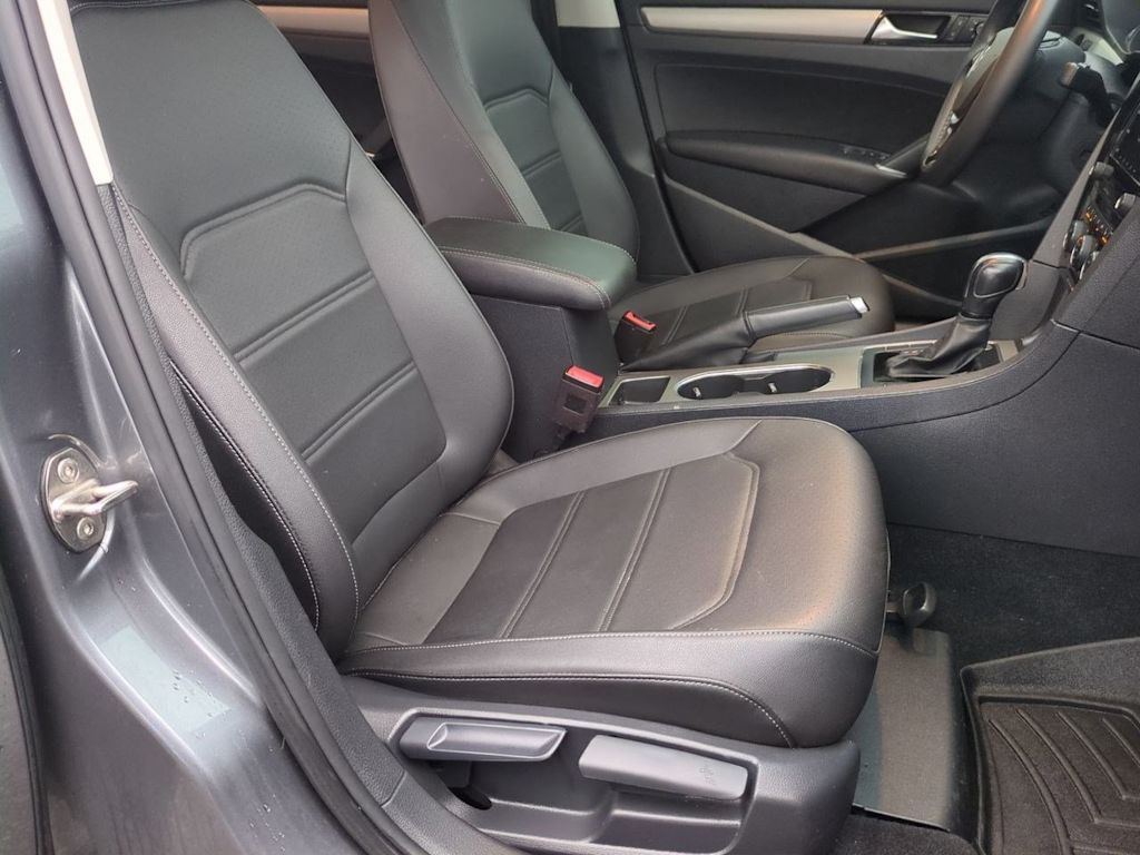 Thumbnail: 2022 Volkswagen Passat - 11