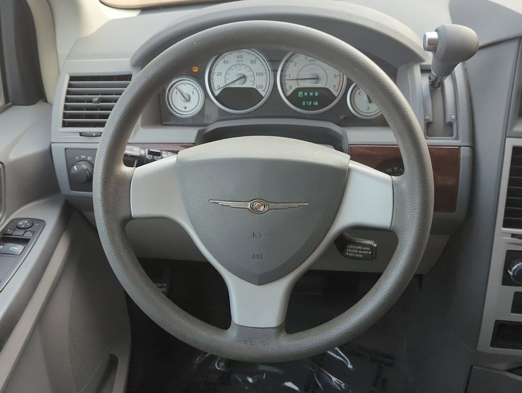Thumbnail: 2010 Chrysler Town & Country - 9