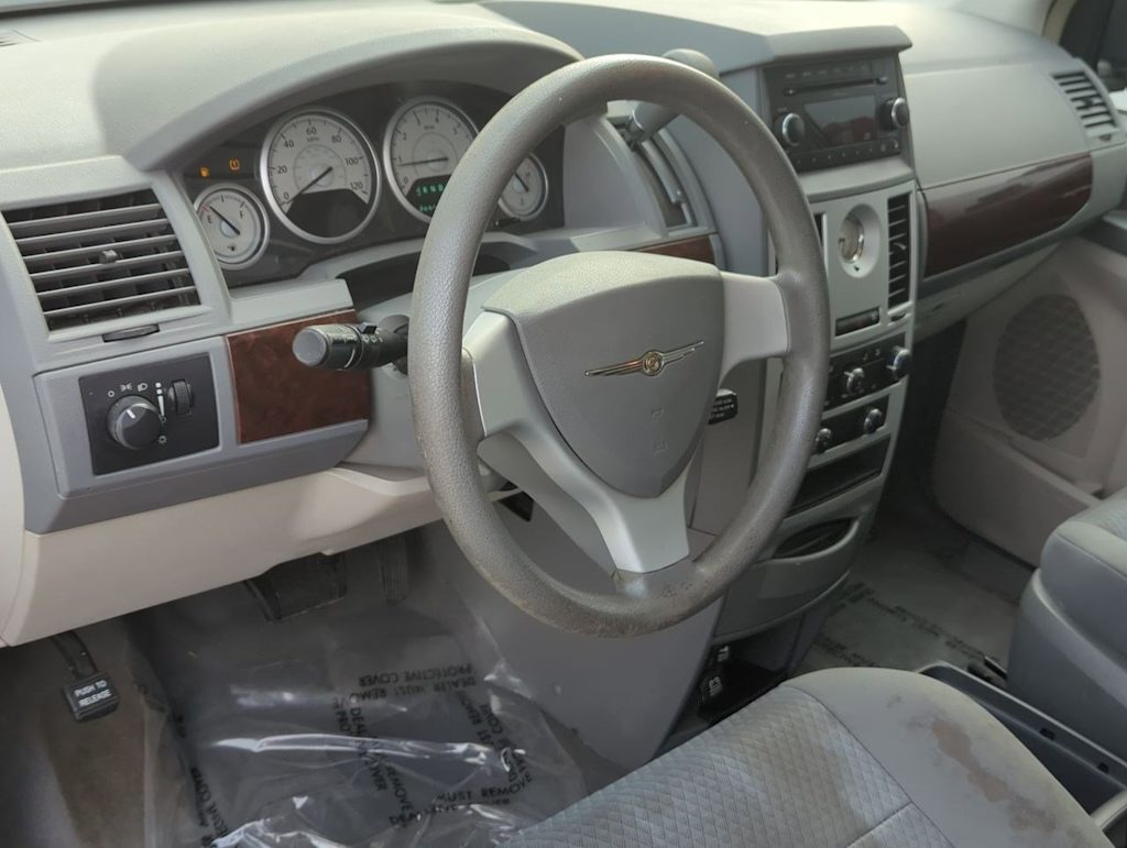 Thumbnail: 2010 Chrysler Town & Country - 12