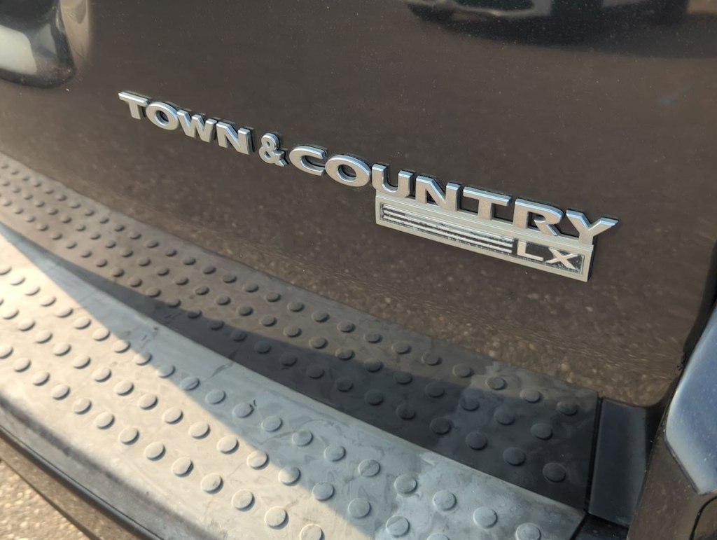 Thumbnail: 2010 Chrysler Town & Country - 22