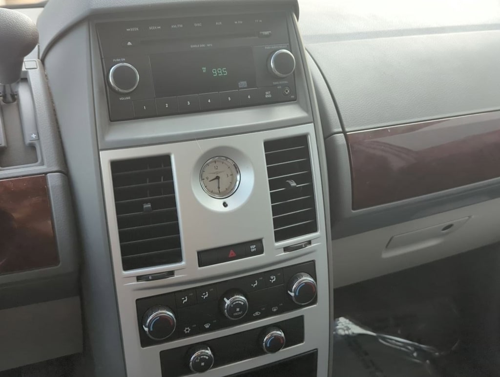 Thumbnail: 2010 Chrysler Town & Country - 13