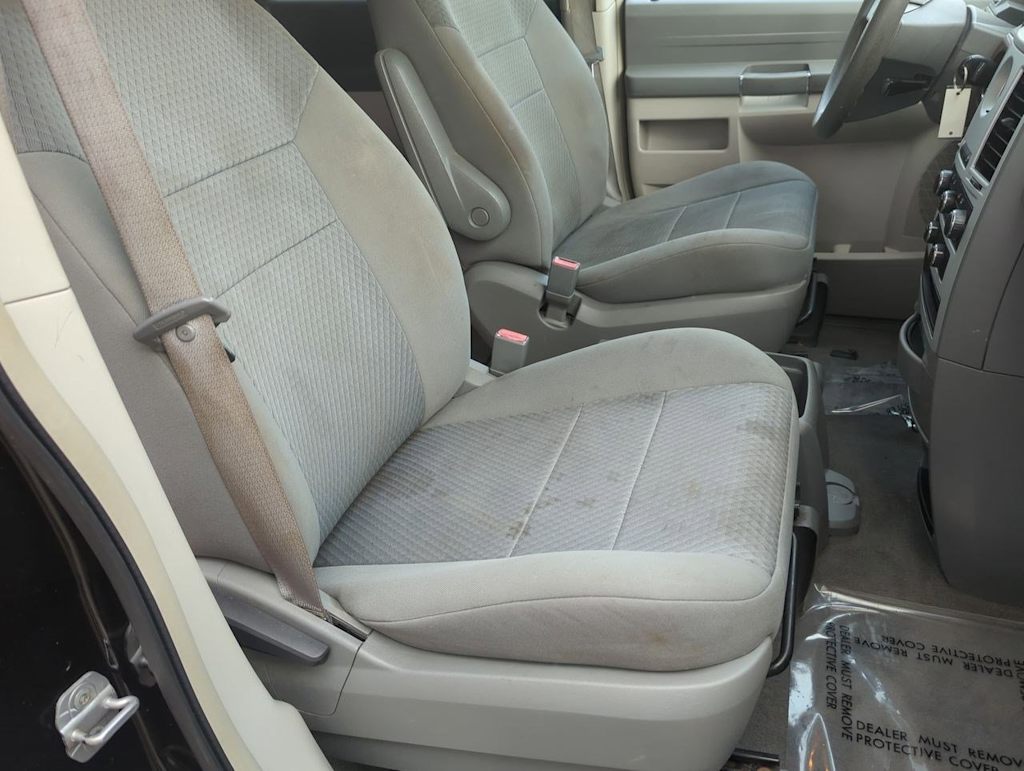 Thumbnail: 2010 Chrysler Town & Country - 26
