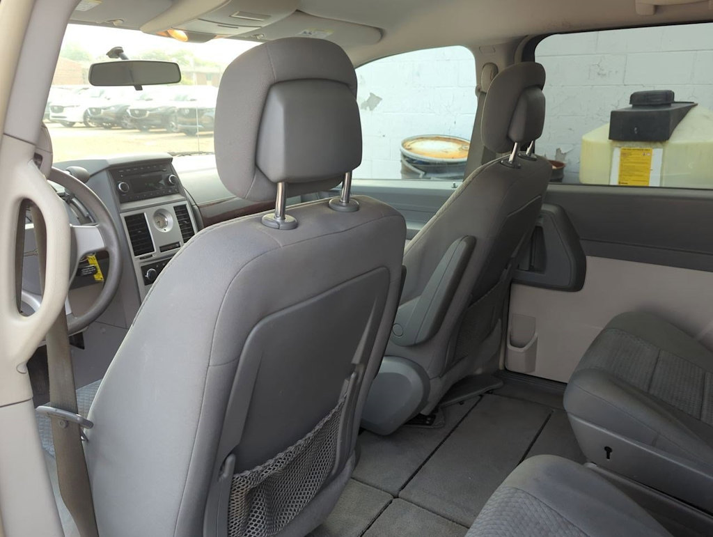 Thumbnail: 2010 Chrysler Town & Country - 23