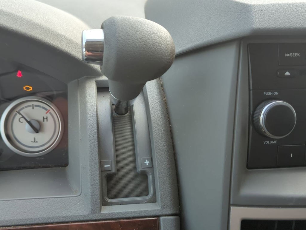 Thumbnail: 2010 Chrysler Town & Country - 14