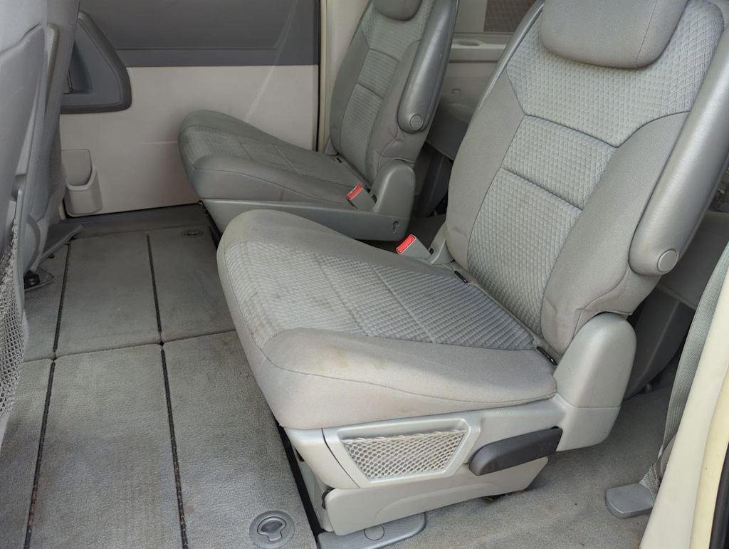 Thumbnail: 2010 Chrysler Town & Country - 24