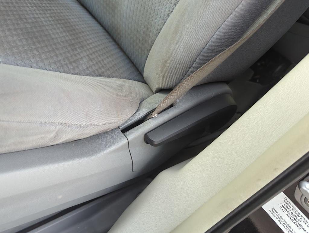 Thumbnail: 2010 Chrysler Town & Country - 11