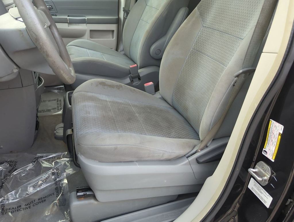 Thumbnail: 2010 Chrysler Town & Country - 10