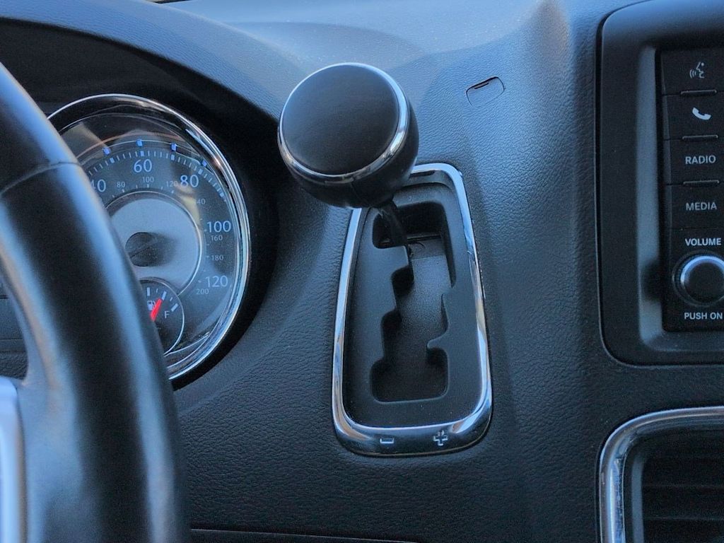 Thumbnail: 2016 Chrysler Town & Country - 20