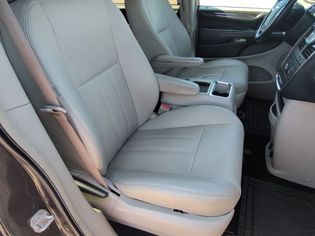 Thumbnail: 2016 Chrysler Town & Country - 10