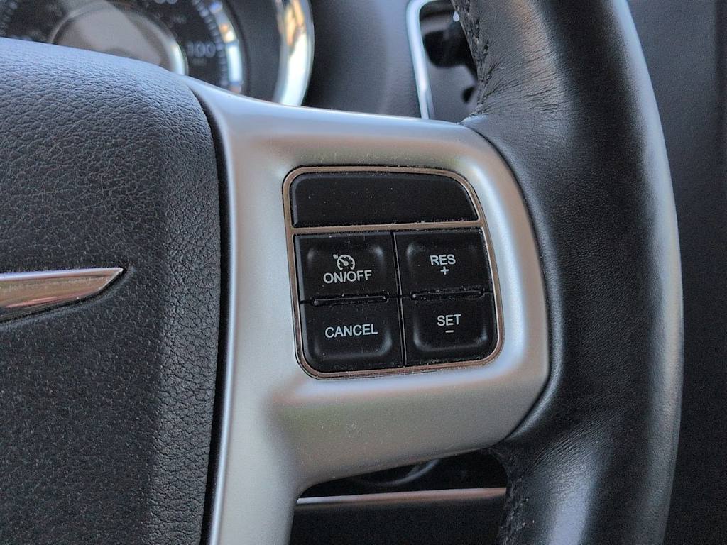 Thumbnail: 2016 Chrysler Town & Country - 18