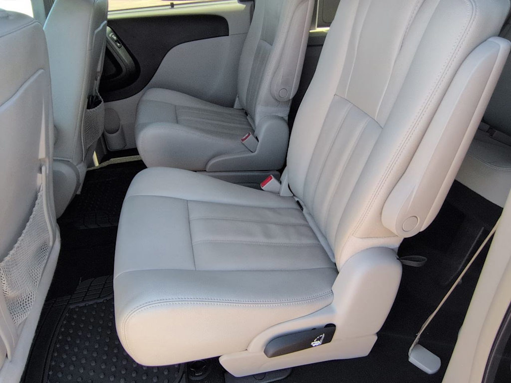 Thumbnail: 2016 Chrysler Town & Country - 11