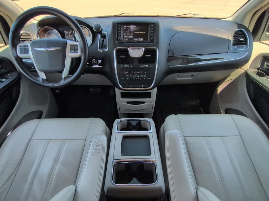 Thumbnail: 2016 Chrysler Town & Country - 8