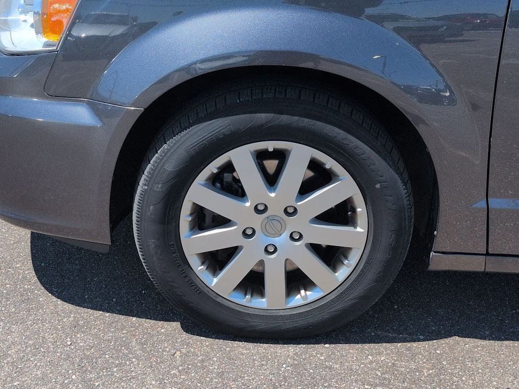 Thumbnail: 2016 Chrysler Town & Country - 6