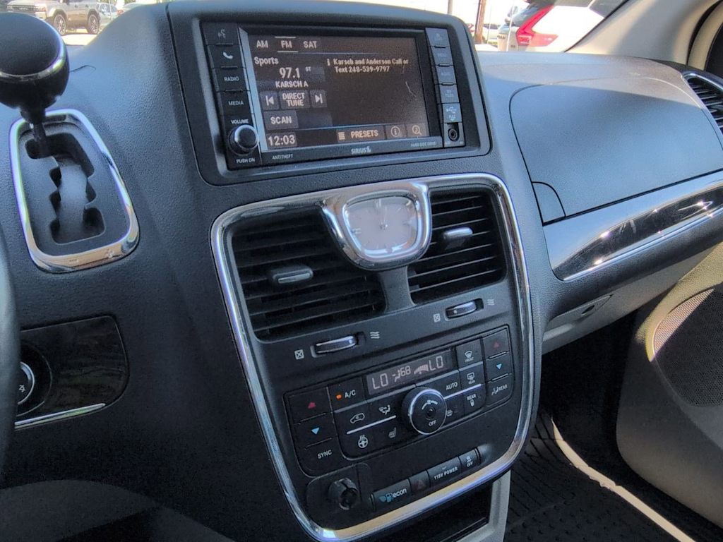 Thumbnail: 2016 Chrysler Town & Country - 13