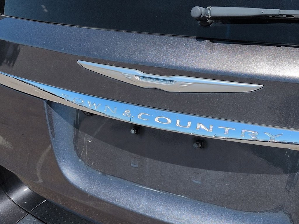 Thumbnail: 2016 Chrysler Town & Country - 15