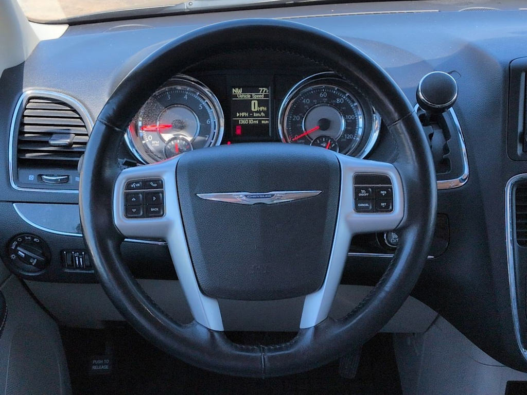 Thumbnail: 2016 Chrysler Town & Country - 12