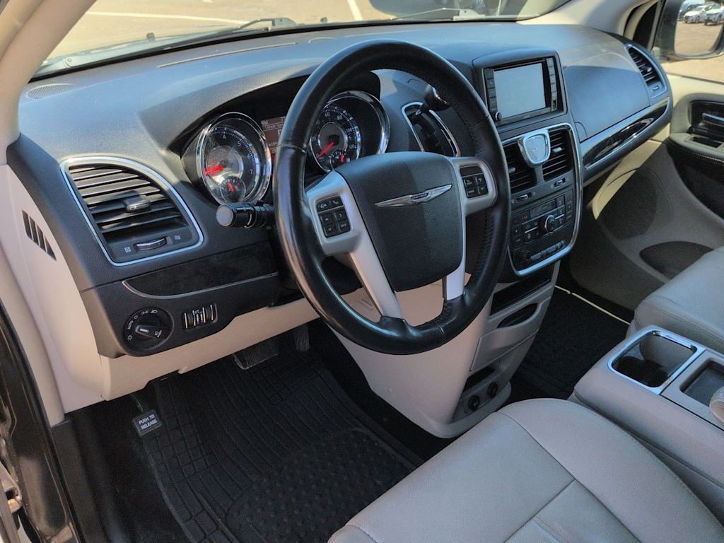 Thumbnail: 2016 Chrysler Town & Country - 2