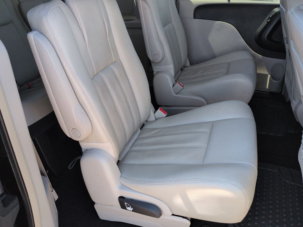 Thumbnail: 2016 Chrysler Town & Country - 9