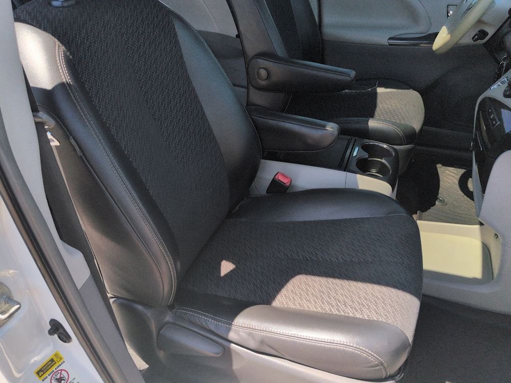 Thumbnail: 2013 Toyota Sienna - 26